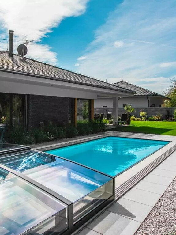 Piscină cu acoperire retractabilă din sticlă, deschisă, lângă casă