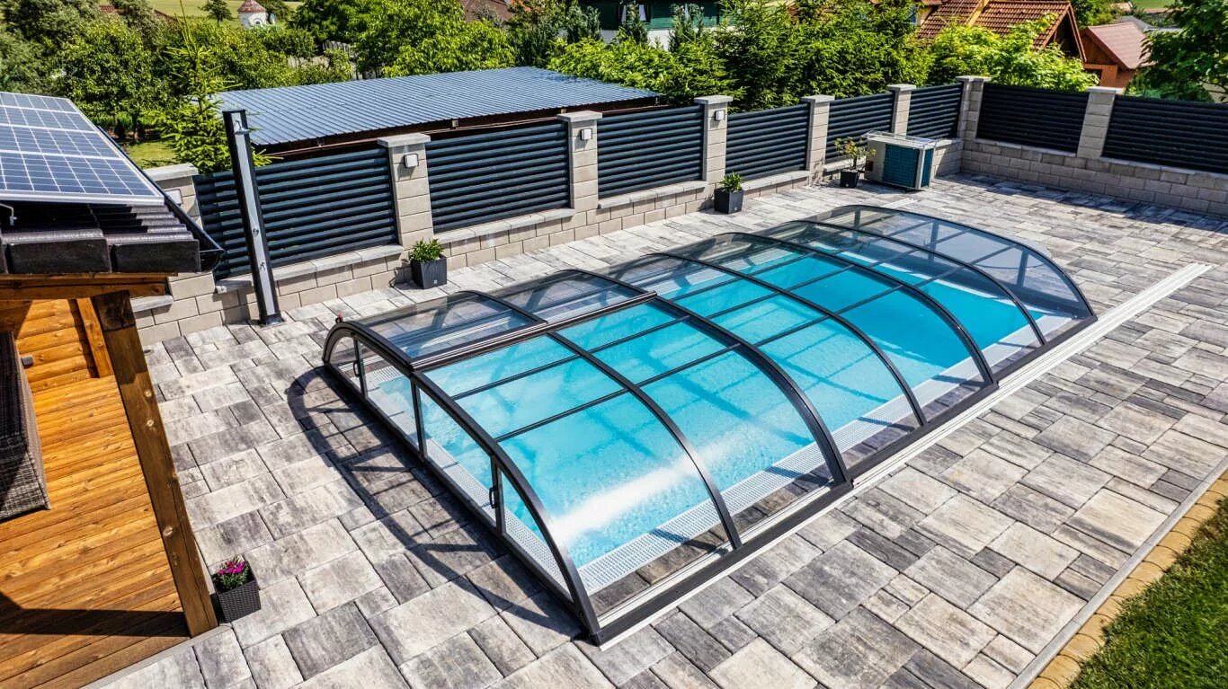 Acoperire joasă de piscină, curbată, aproape de nivelul apei