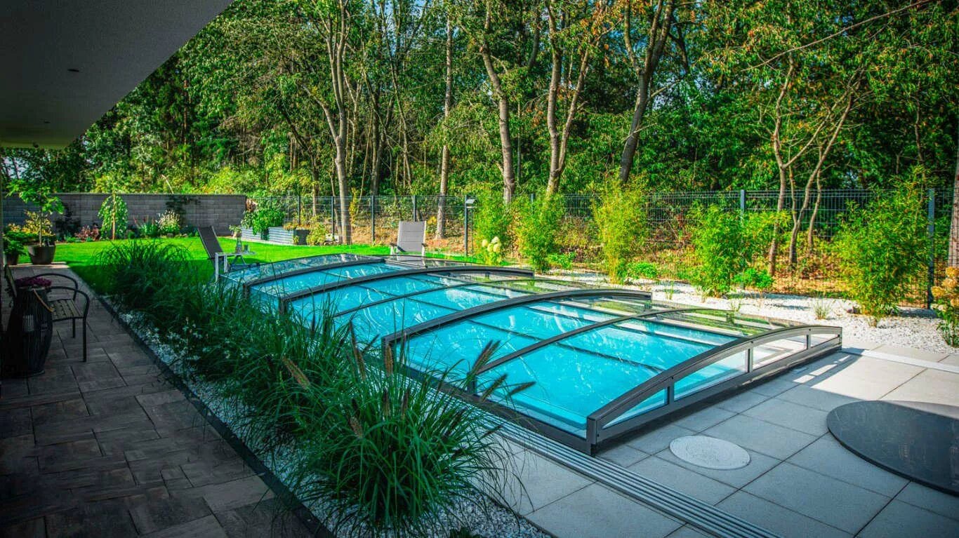 Piscină cu acoperire retractabilă joasă, deschisă pe o terasă modernă