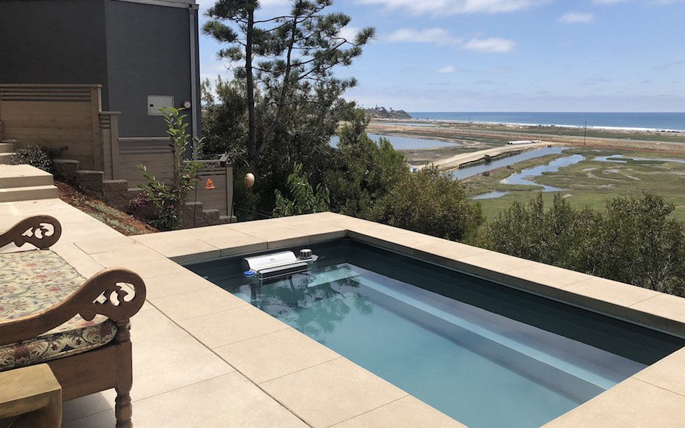 Piscină Endless Pool exterioară cu vedere panoramică