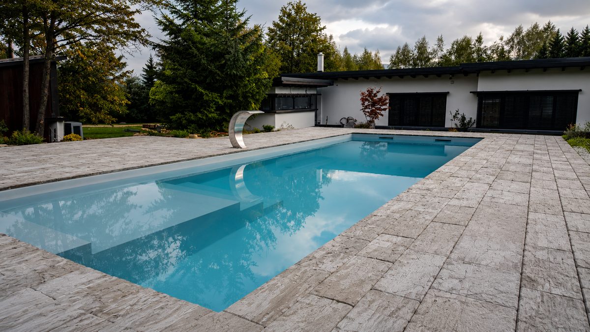 Piscină îngropată din beton, construită pe loc