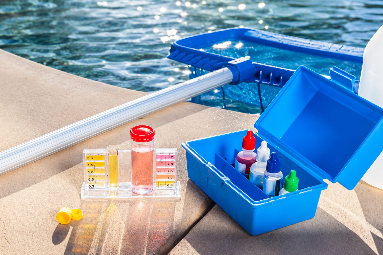 Apă de piscină curată, întreținută