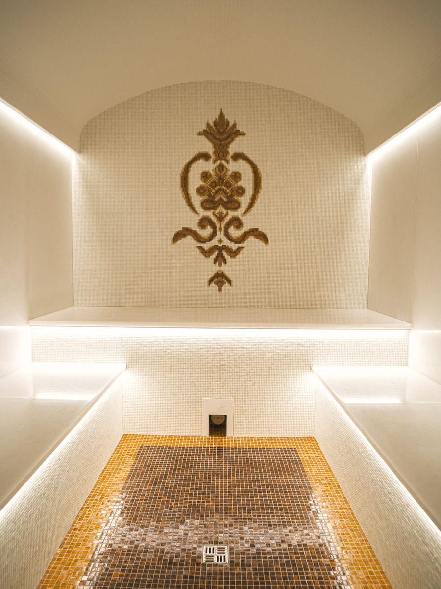 Nișă de hammam placată cu mozaic auriu-crem și medalion decorativ