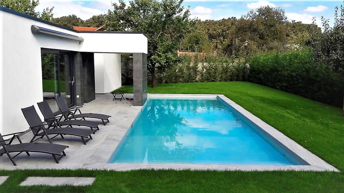 Piscină cu intrare tip plajă și cascadă