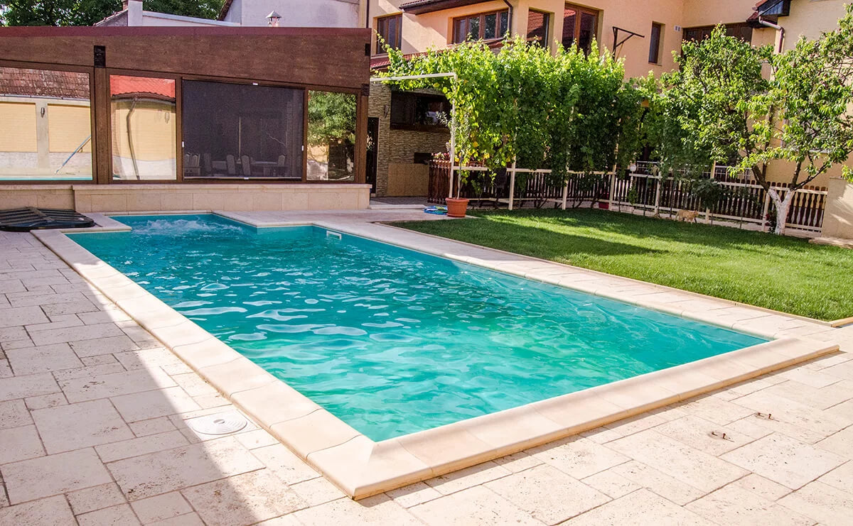 Piscină cu jacuzzi integrat