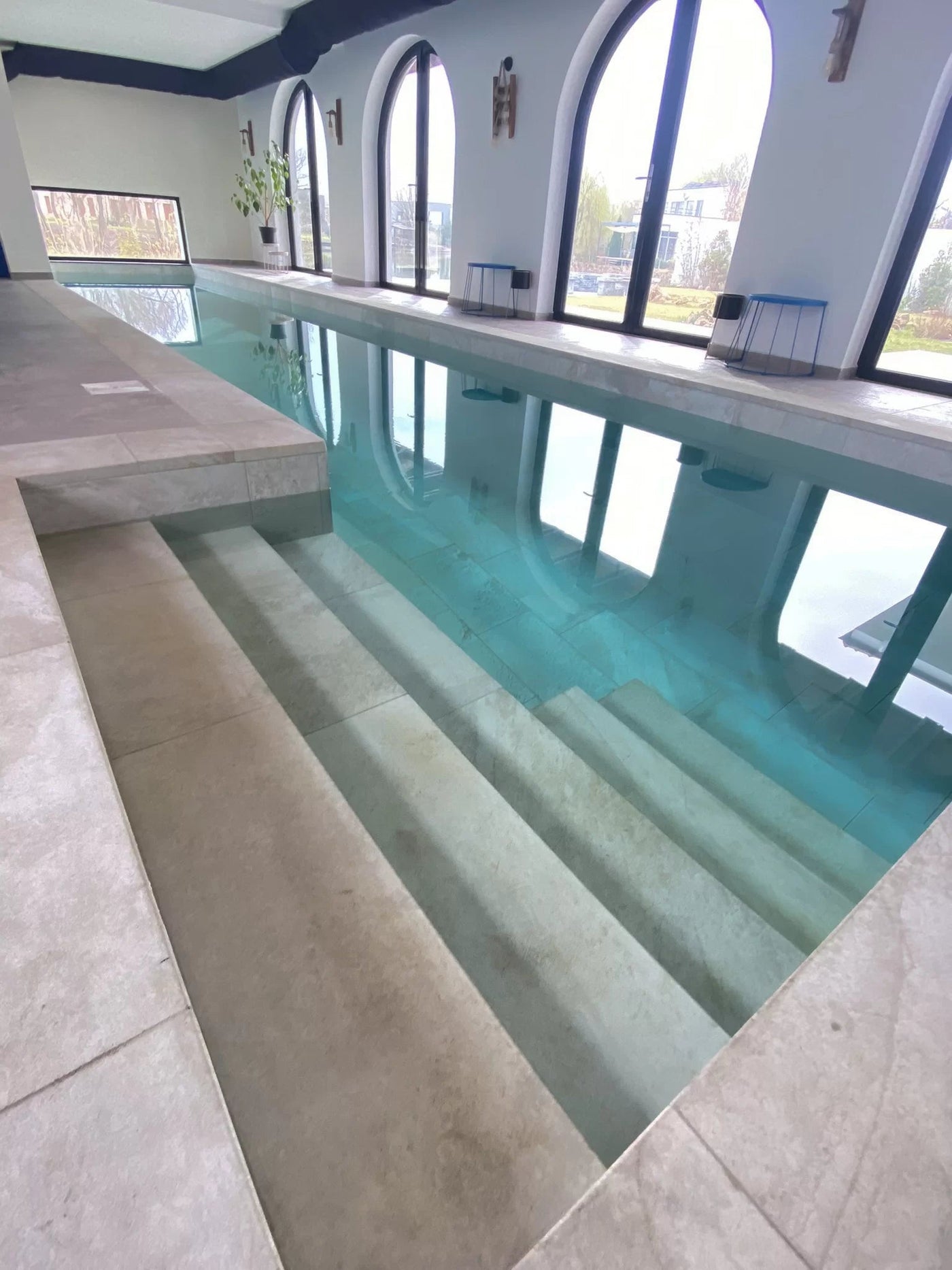 Piscină cu finisaj din gresie