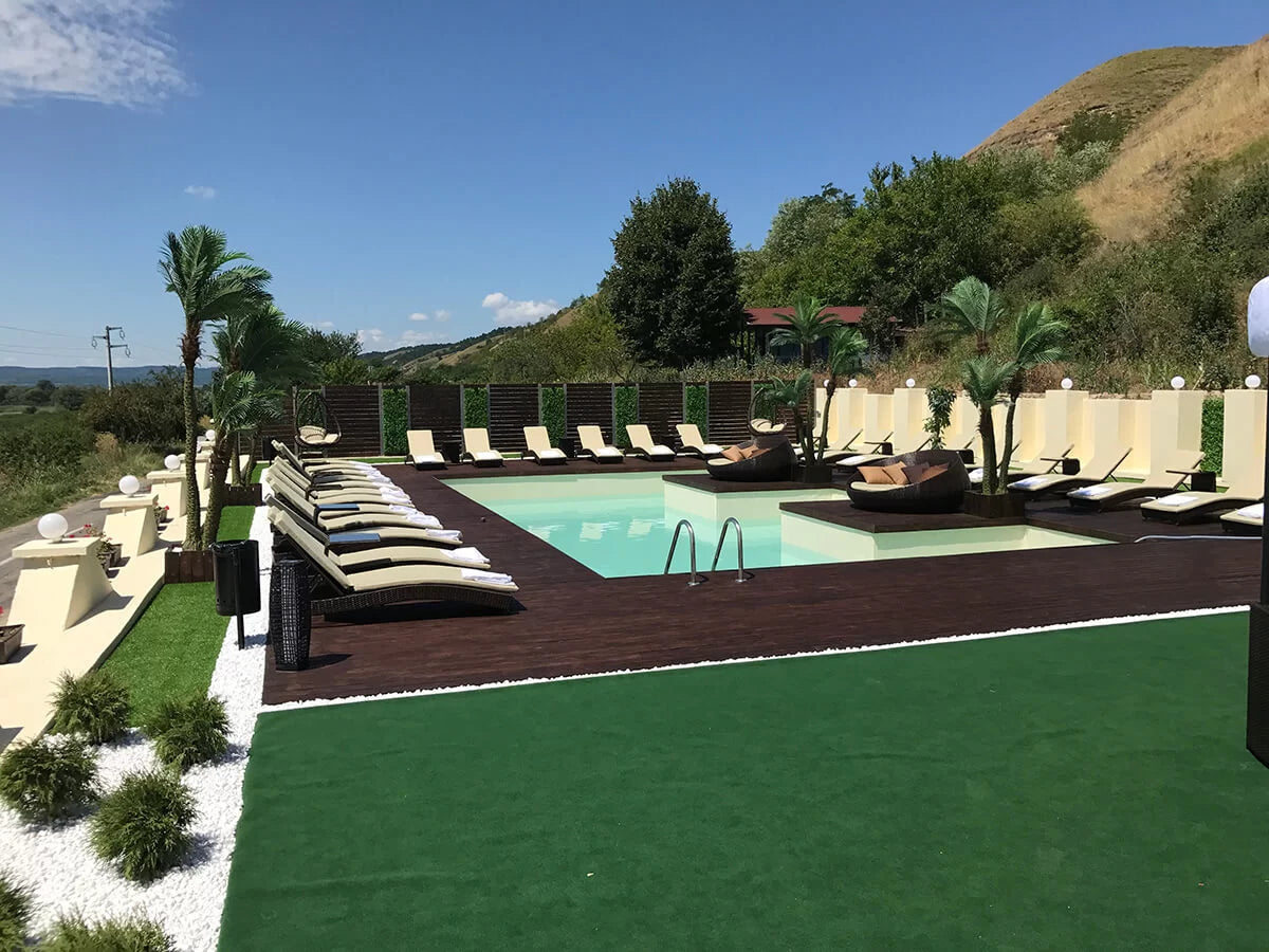 Piscină cu două insule