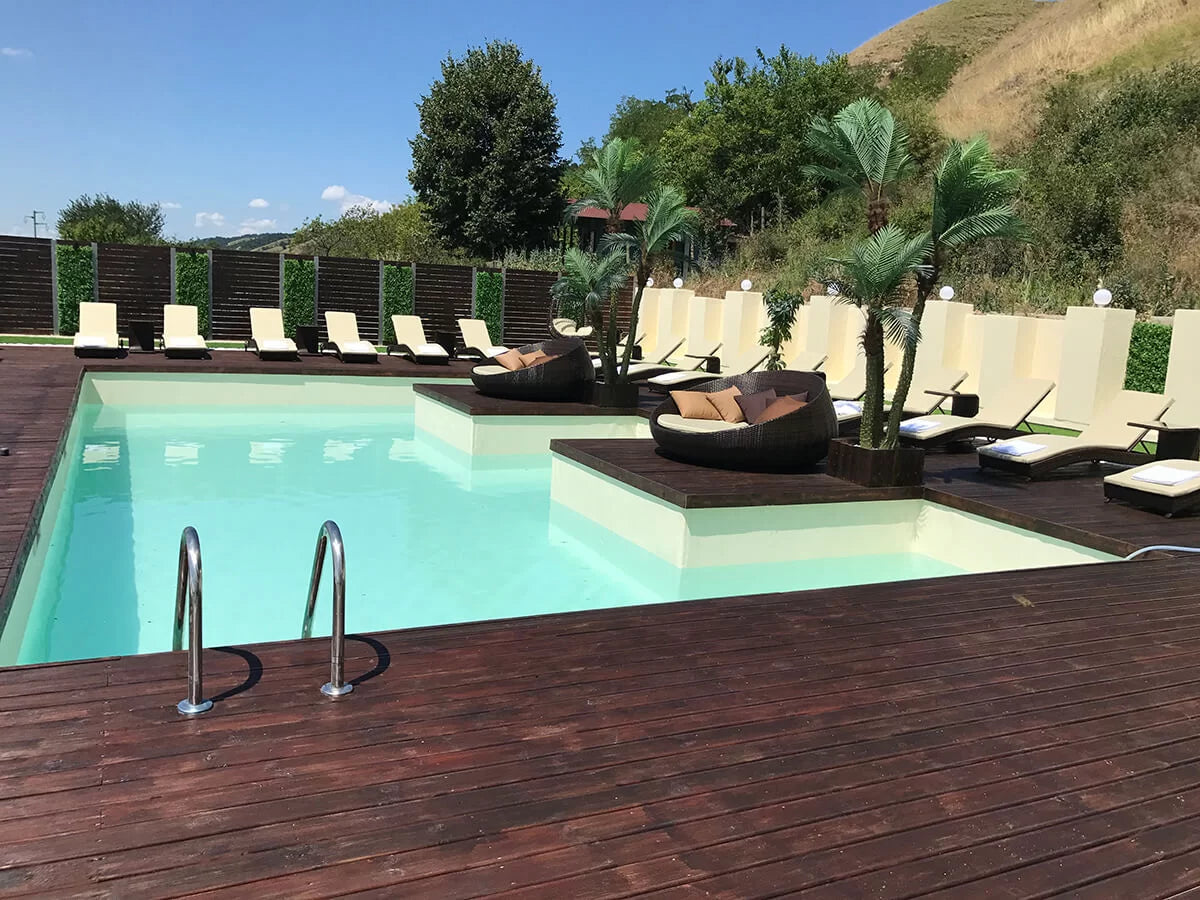Piscină cu două insule