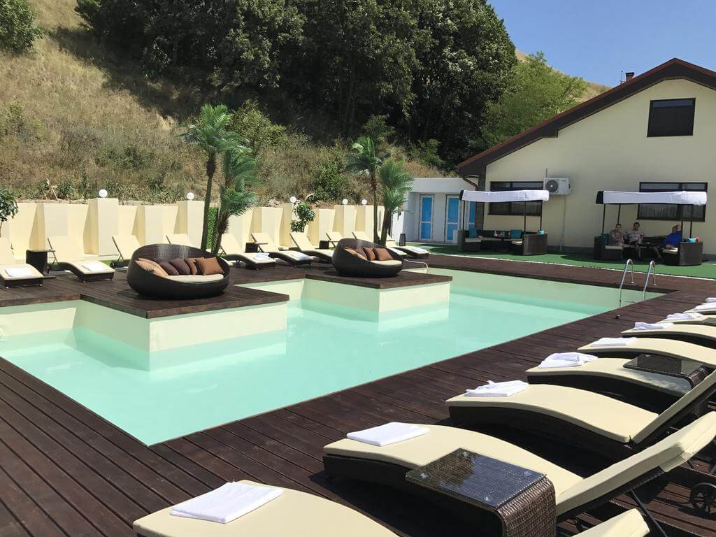 Piscină cu două insule