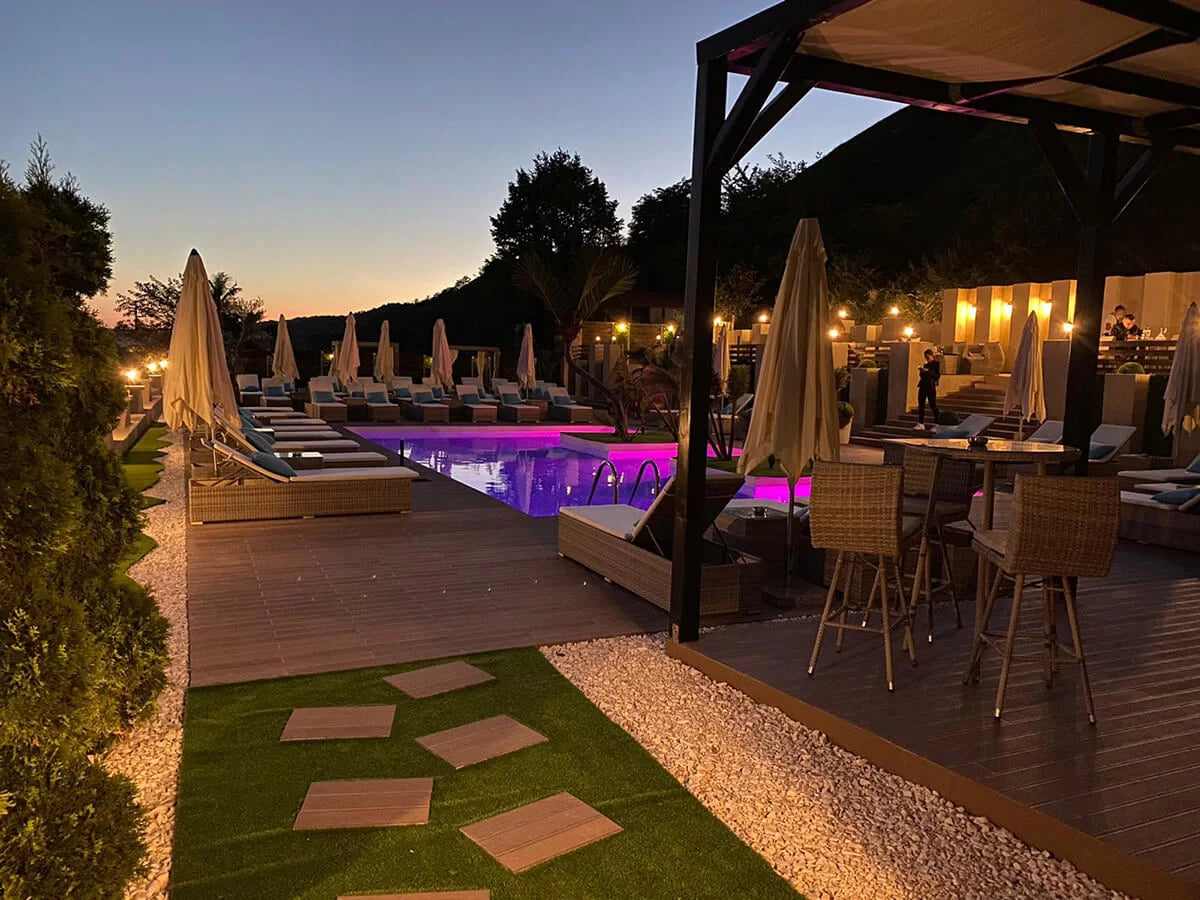 Piscină cu două insule