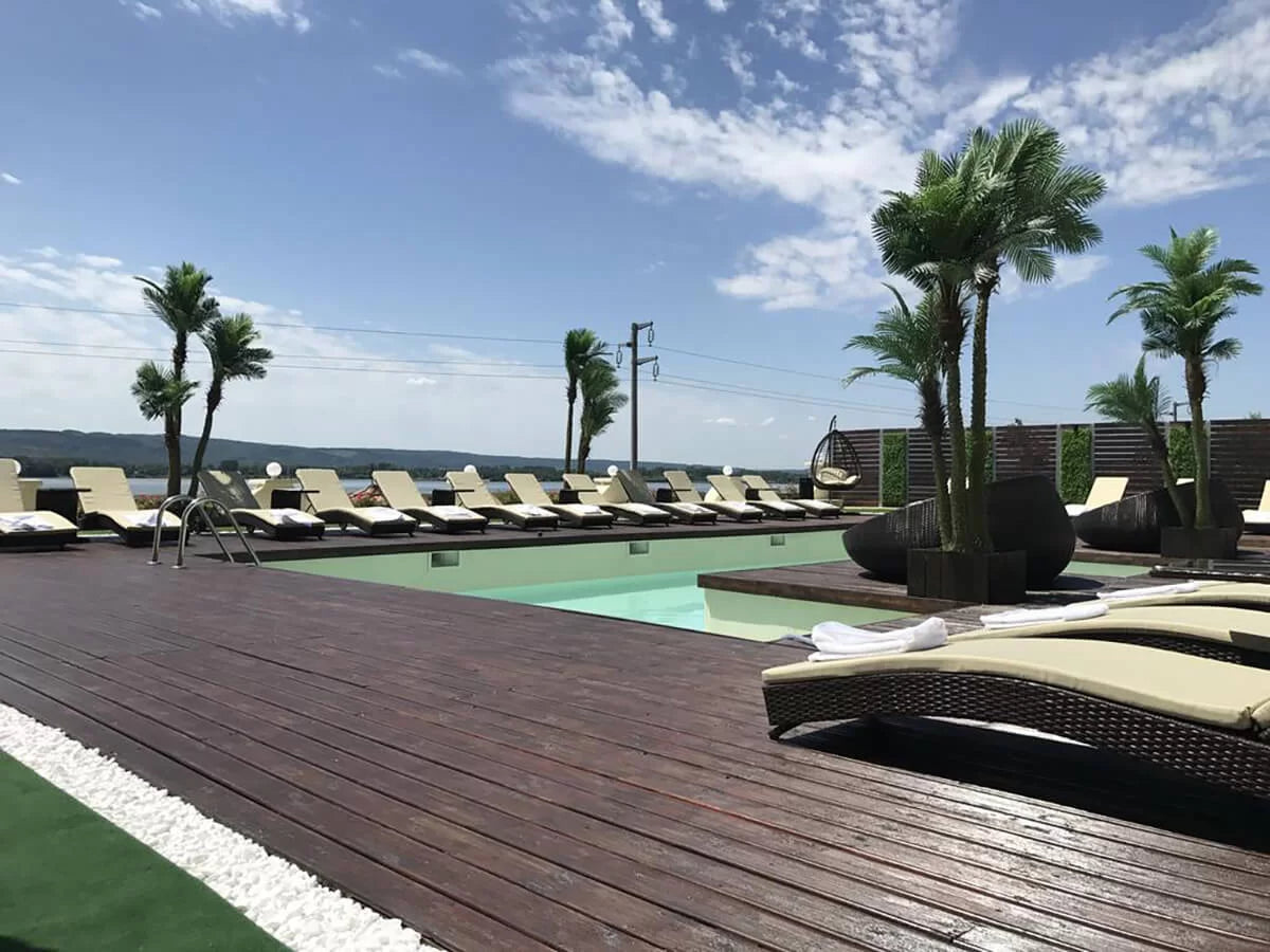 Piscină cu două insule
