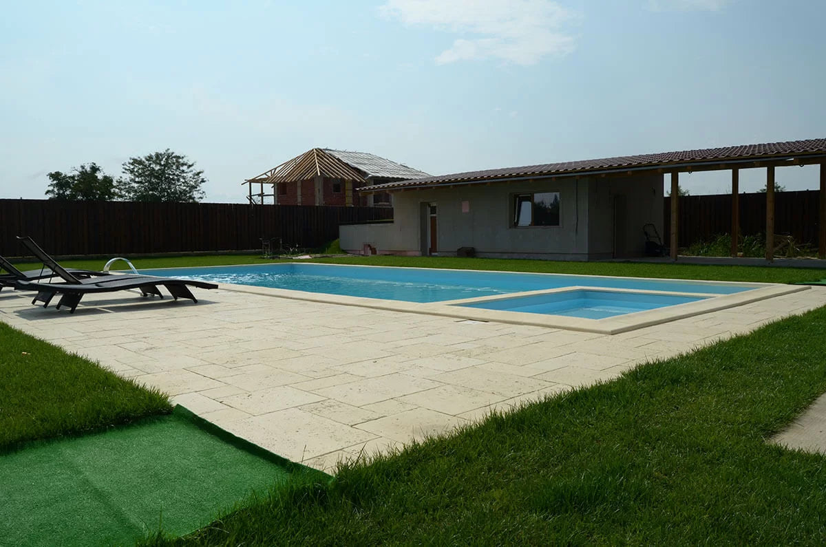 Piscină familială cu bazin pentru copii