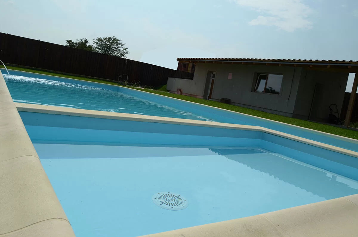 Piscină familială cu bazin pentru copii