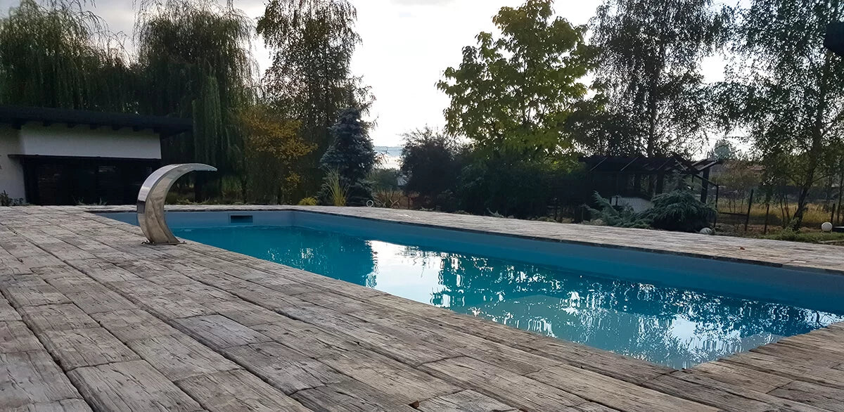 Piscină cu cascadă și finisaj gri