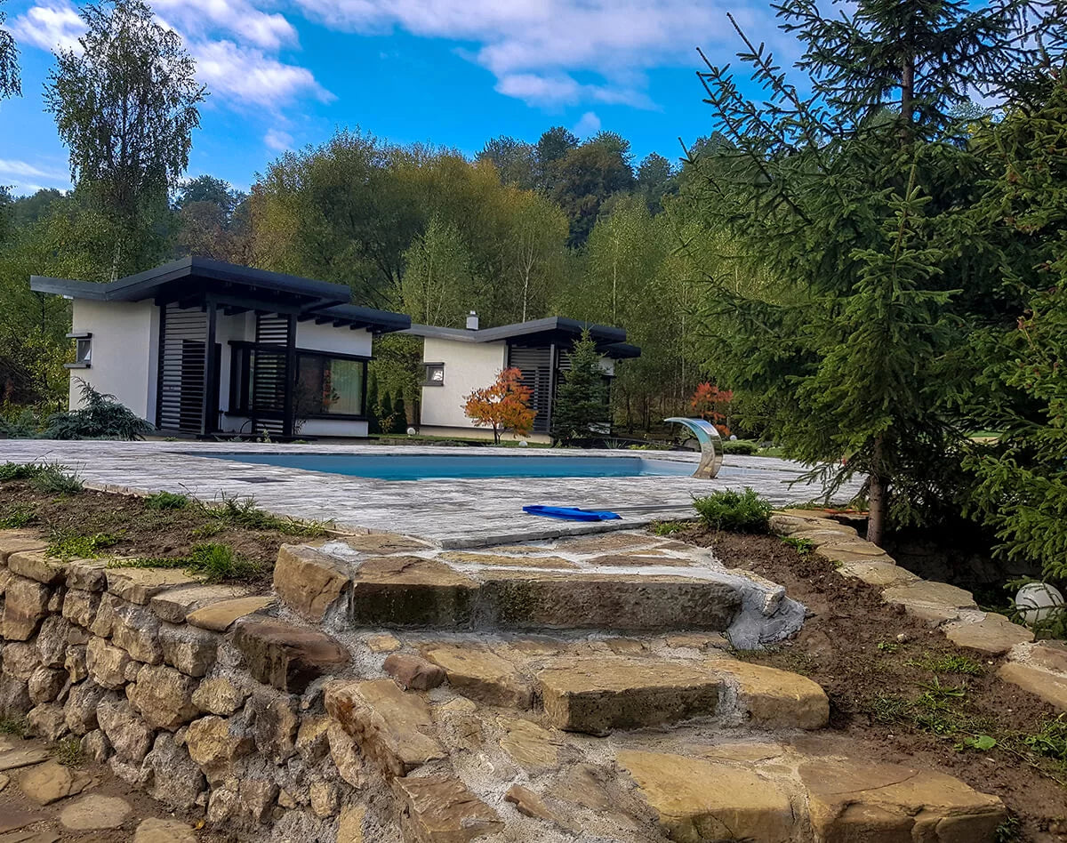 Piscină cu cascadă și finisaj gri