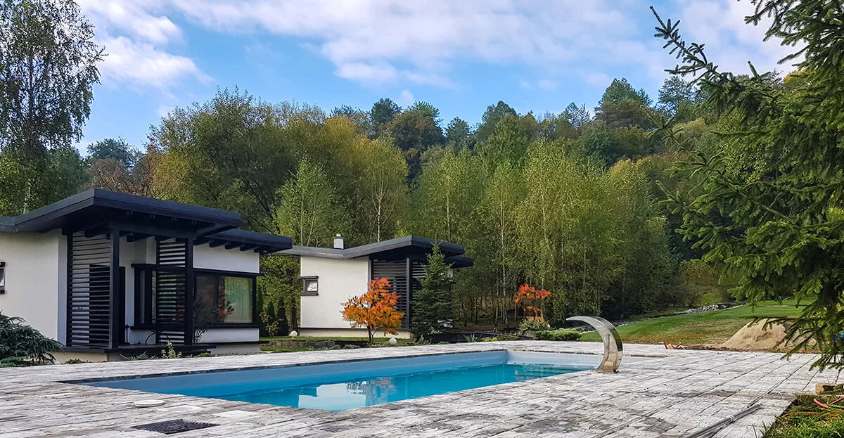 Piscină cu cascadă și finisaj gri