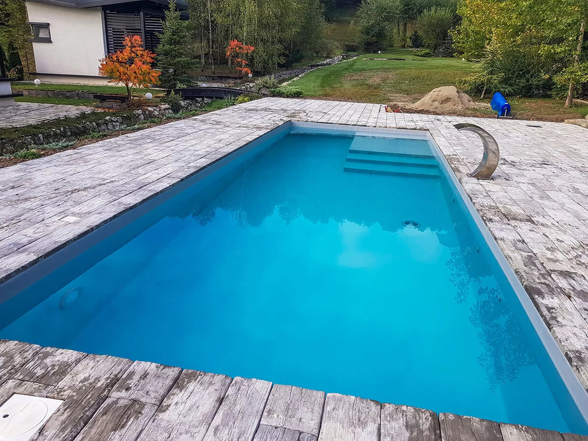 Piscină cu cascadă și finisaj gri