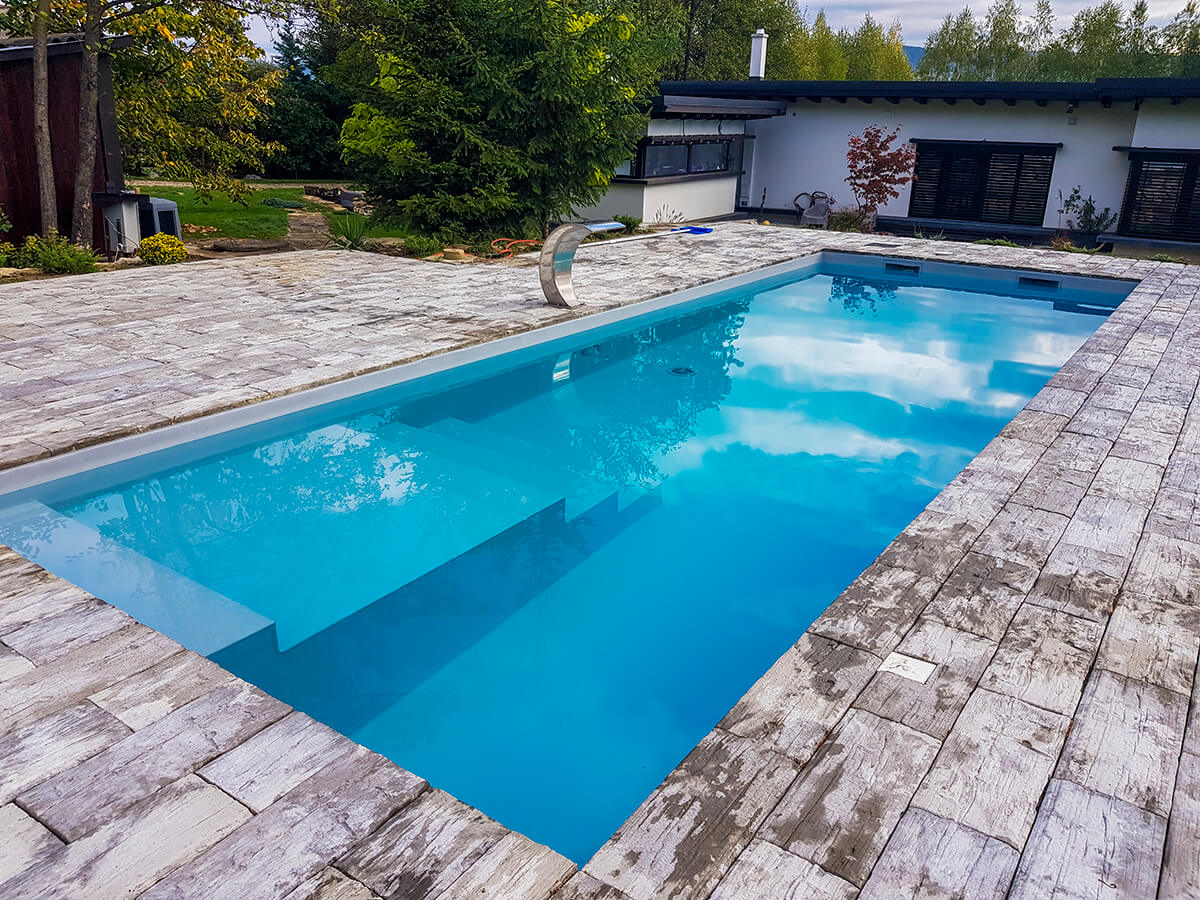 Piscină cu cascadă și finisaj gri