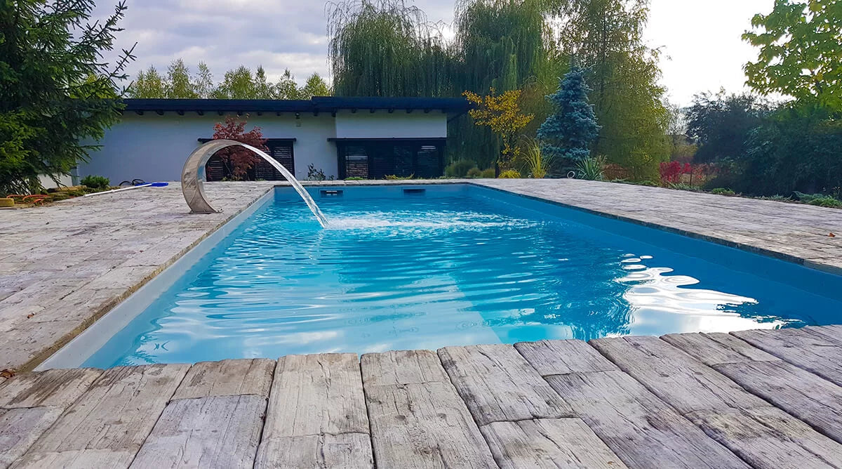 Piscină cu cascadă și finisaj gri