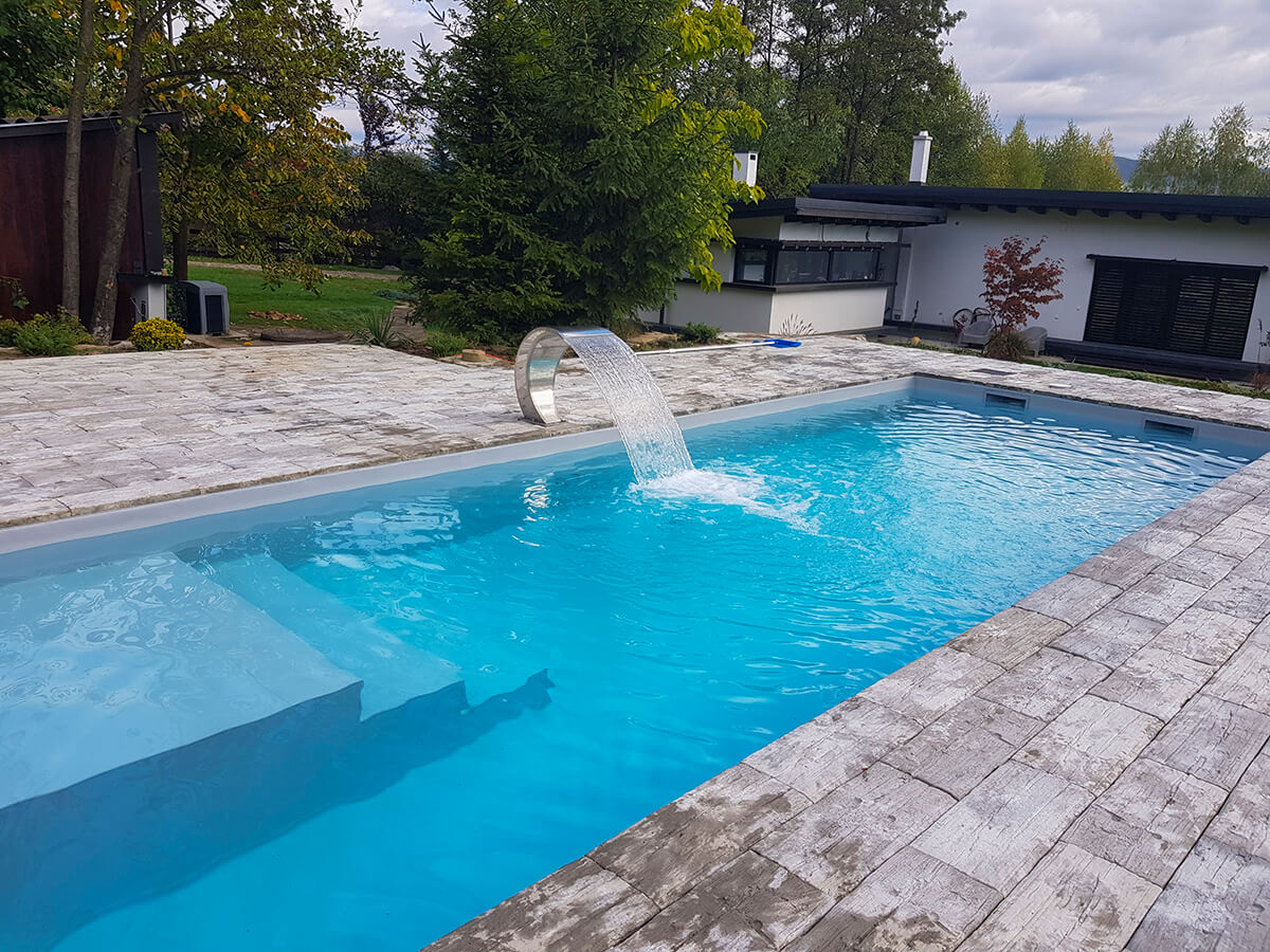 Piscină cu cascadă și finisaj gri