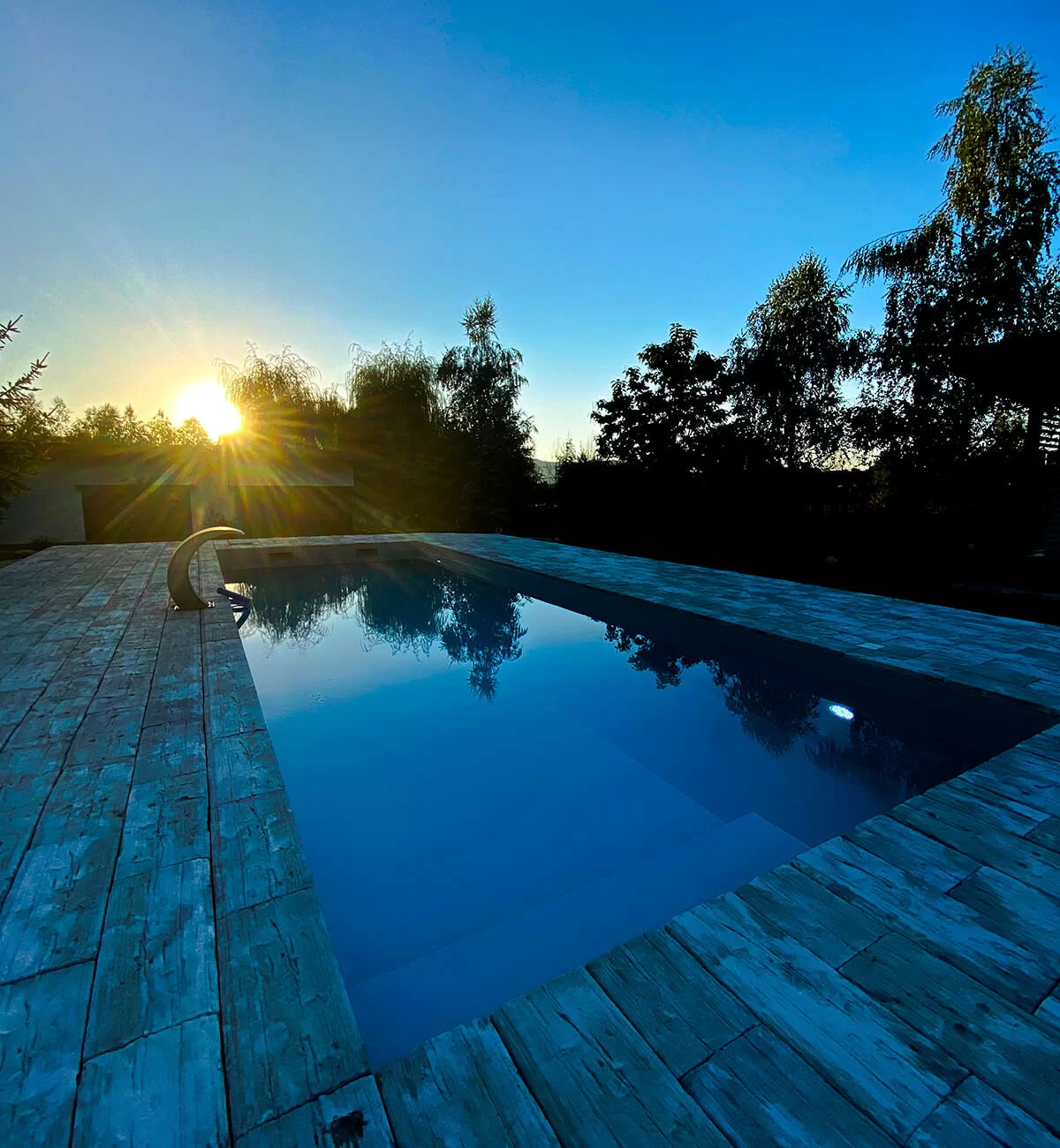 Piscină cu cascadă și finisaj gri