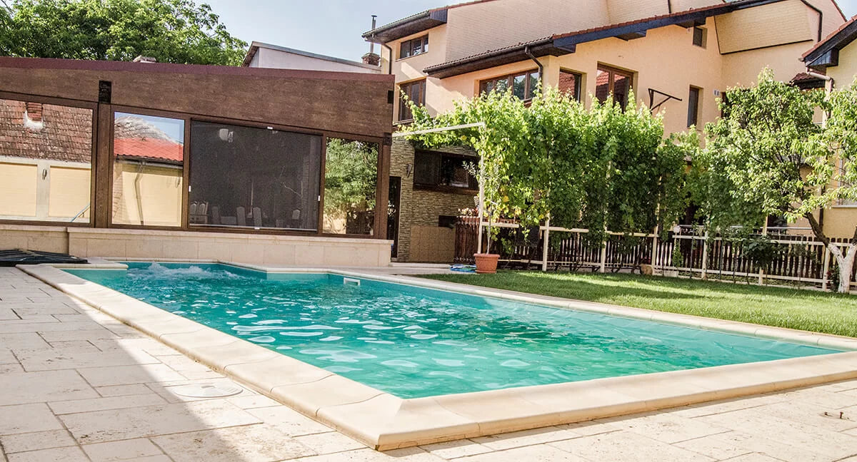 Piscină cu jacuzzi integrat