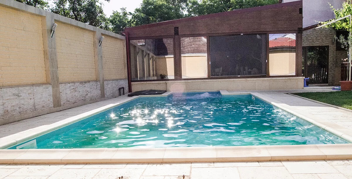 Piscină cu jacuzzi integrat
