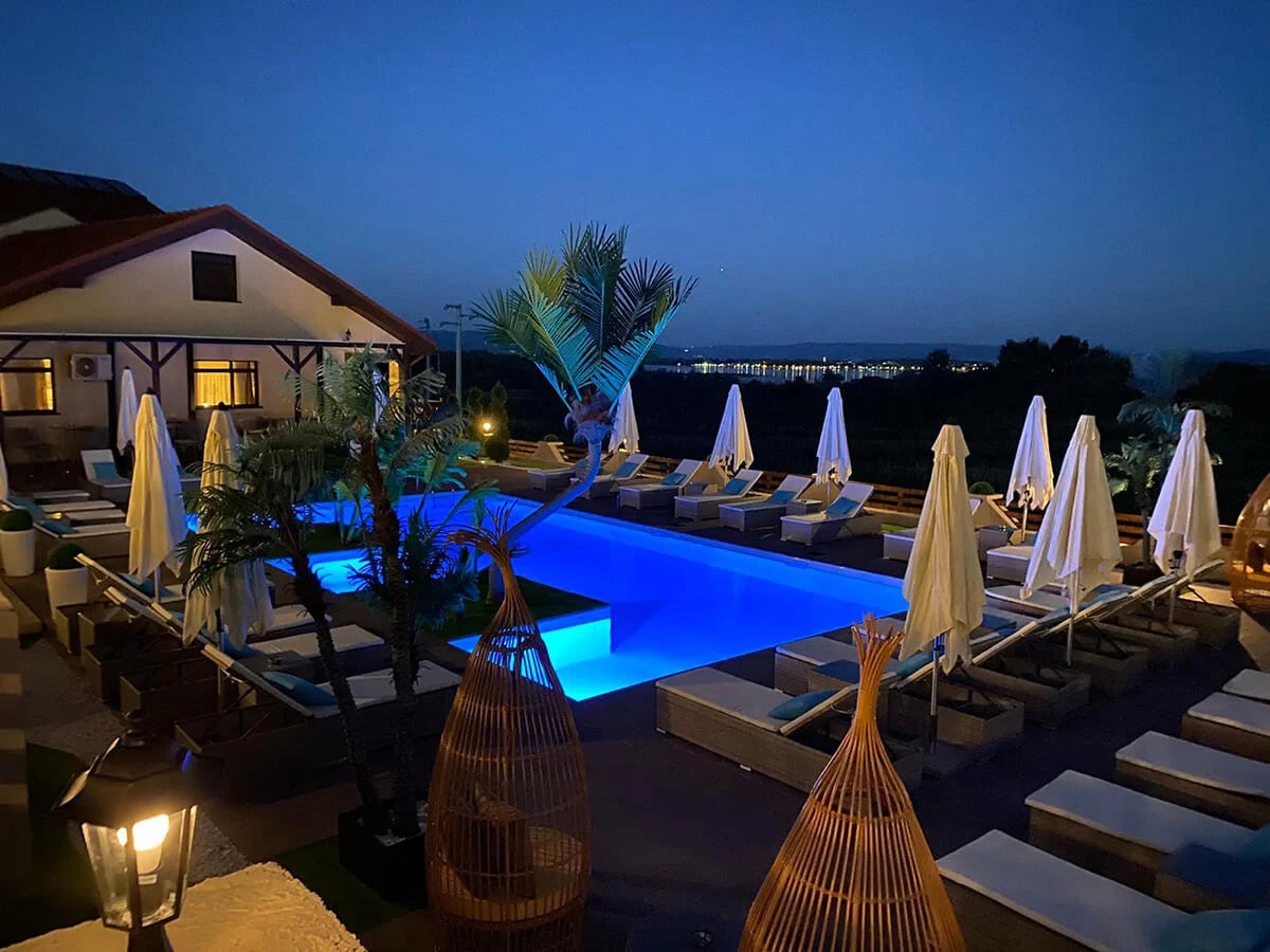 Piscină cu două insule