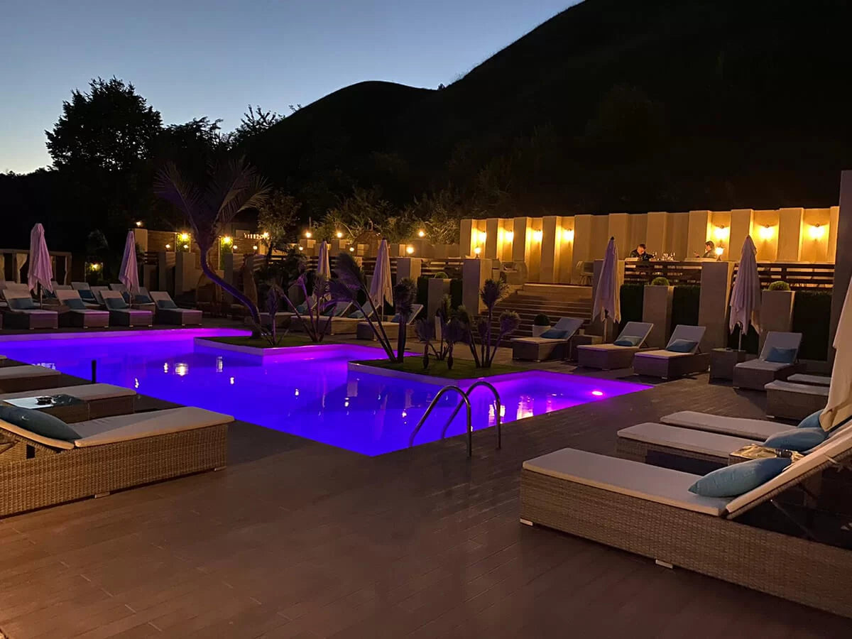 Piscină cu două insule