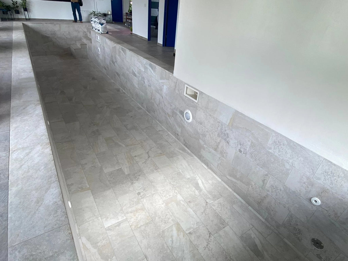 Piscină cu finisaj din gresie