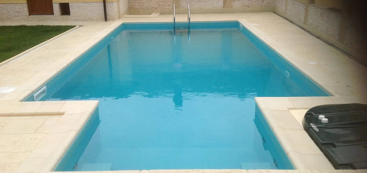Piscină cu jacuzzi integrat