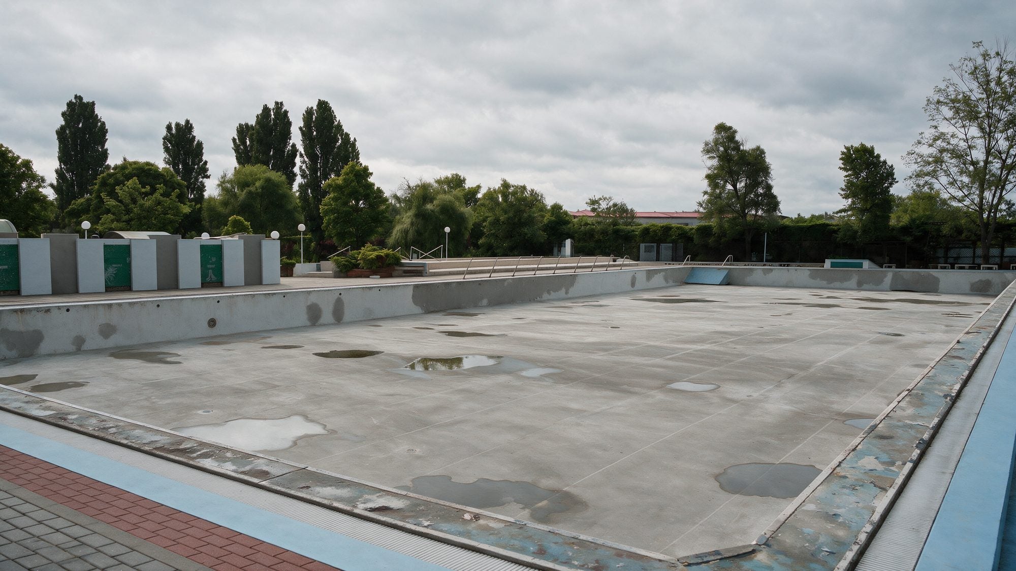 Același bazin golit până la structura de beton, înainte de montarea linerului nou