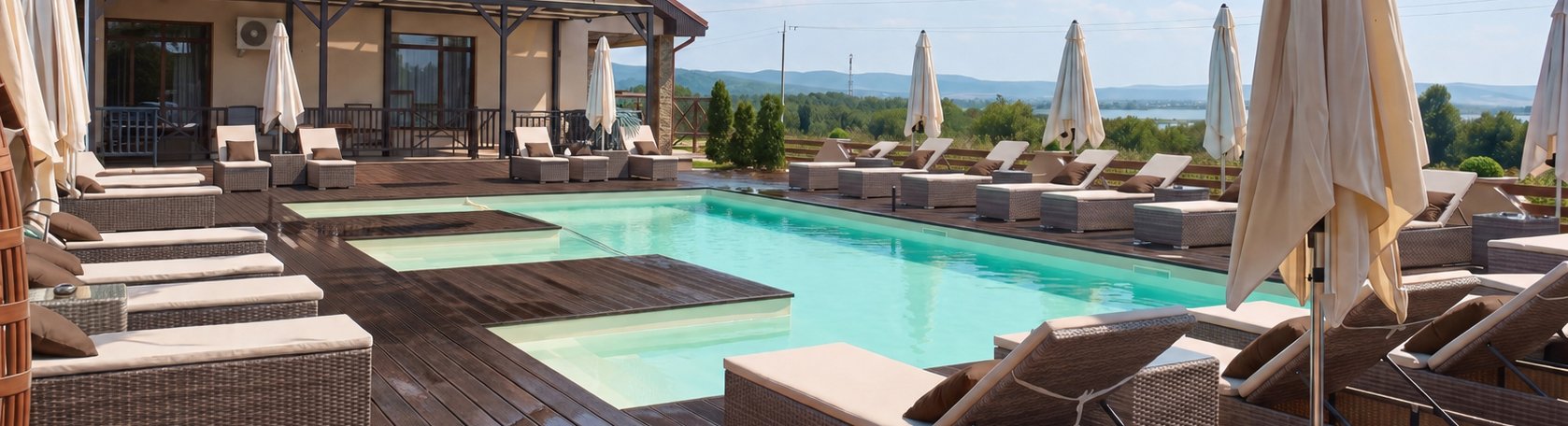 Piscina construită de noi într-o zonă de agrement din Caraș-Severin, cu insulele decorative din liner Sand