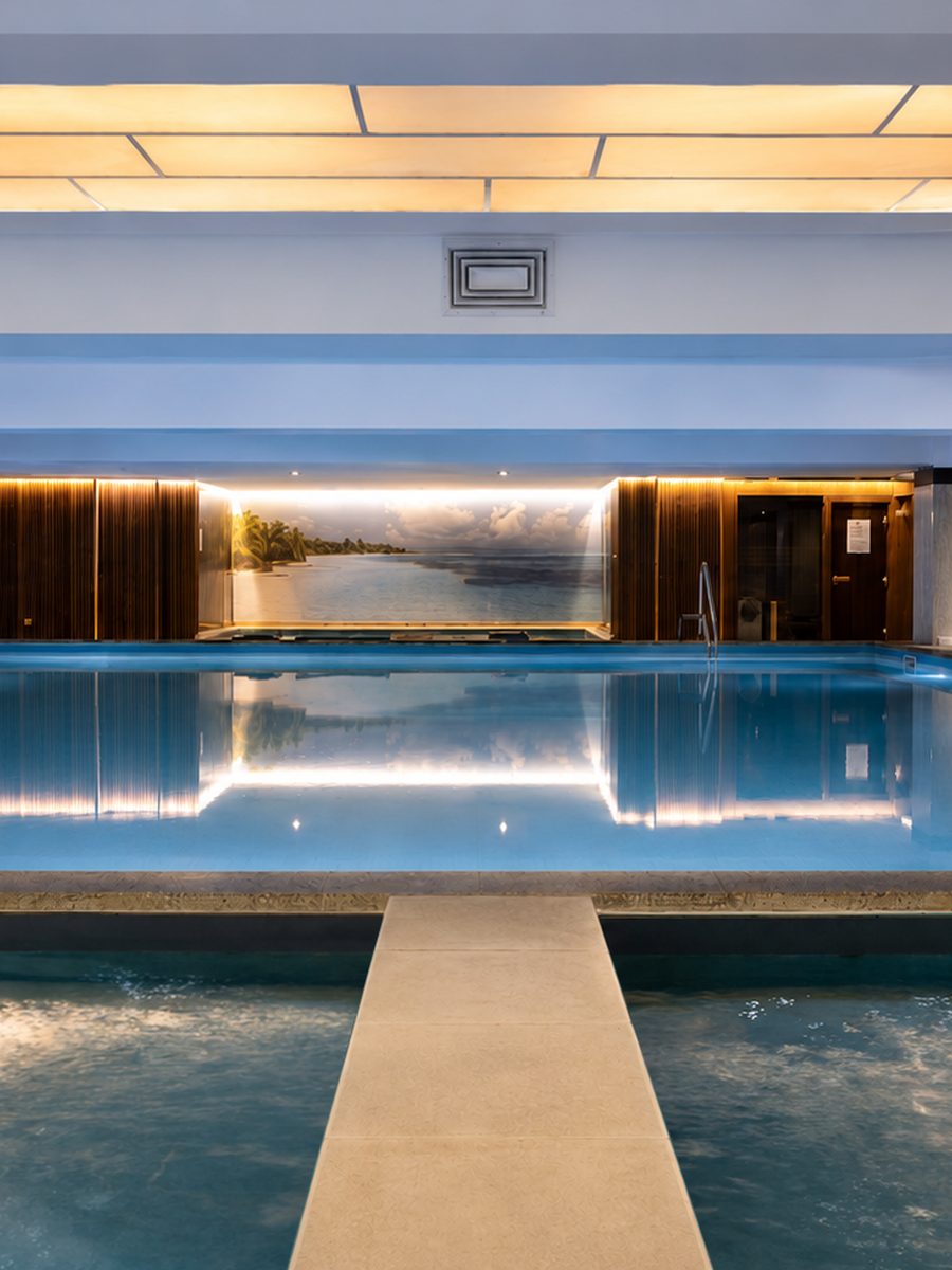 Piscina interioară de la Continental SPA Timișoara, cu jacuzzi în prim-plan, după recondiționare