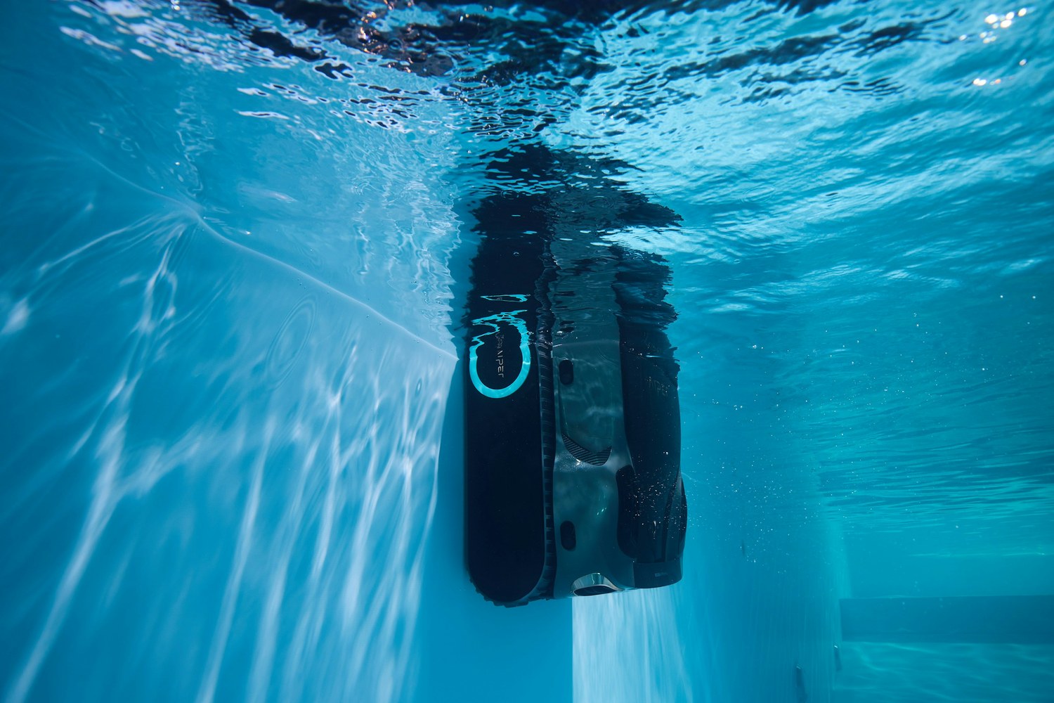 Robot electric urcând pe peretele piscinei sub apă